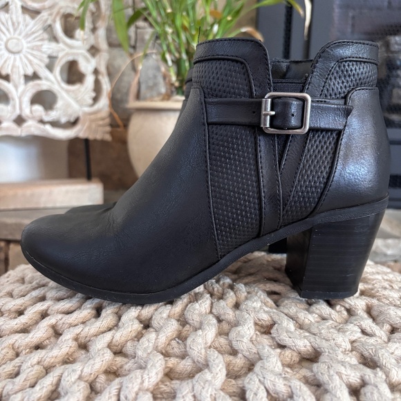 Kim Rogers Women's Black SZ 7 Onyla Booties Almond Toe Vibration - Picture 1 of 13